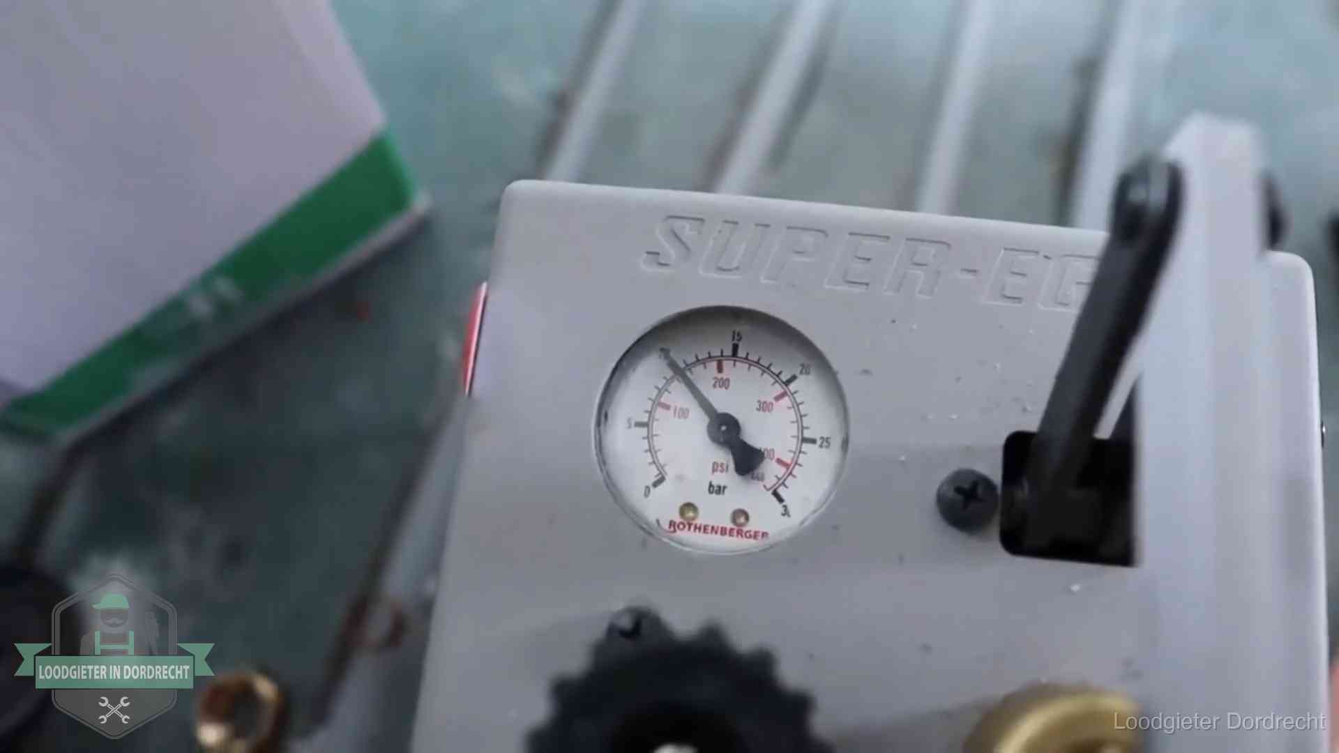 Manometer van een afperspomp bij controle van nieuw leidingwerk in Dordrecht