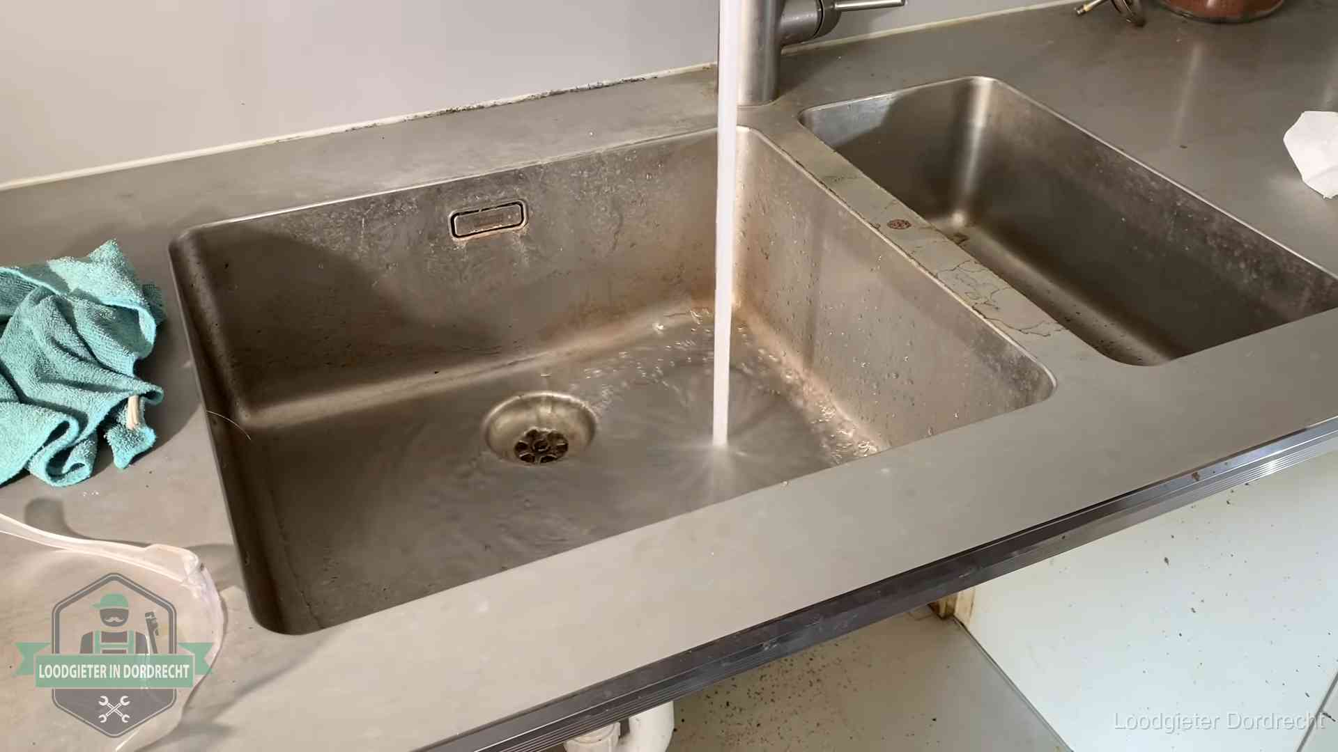 Doorstroomtest van de afvoer bij een gootsteen in Dordrecht