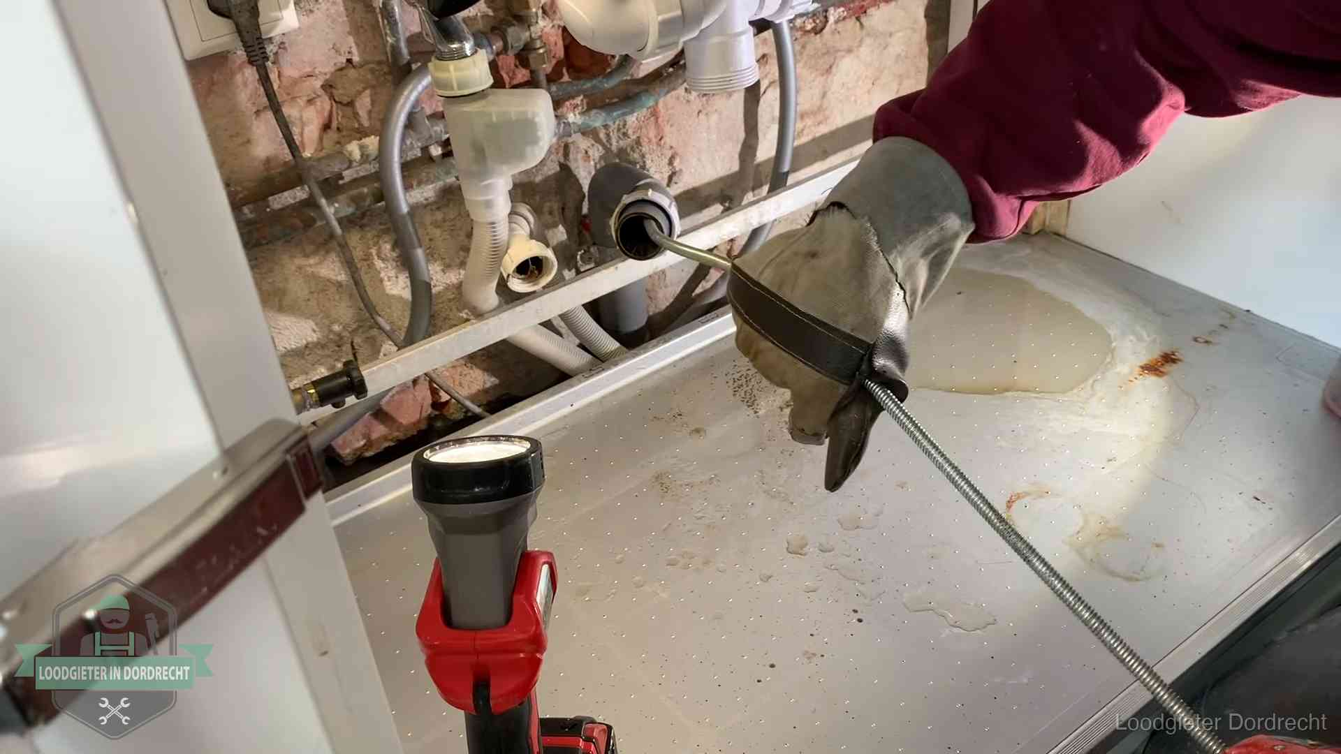 Ontstoppingsveer wordt preventief door een afvoeraansluiting gehaald in Dordrecht