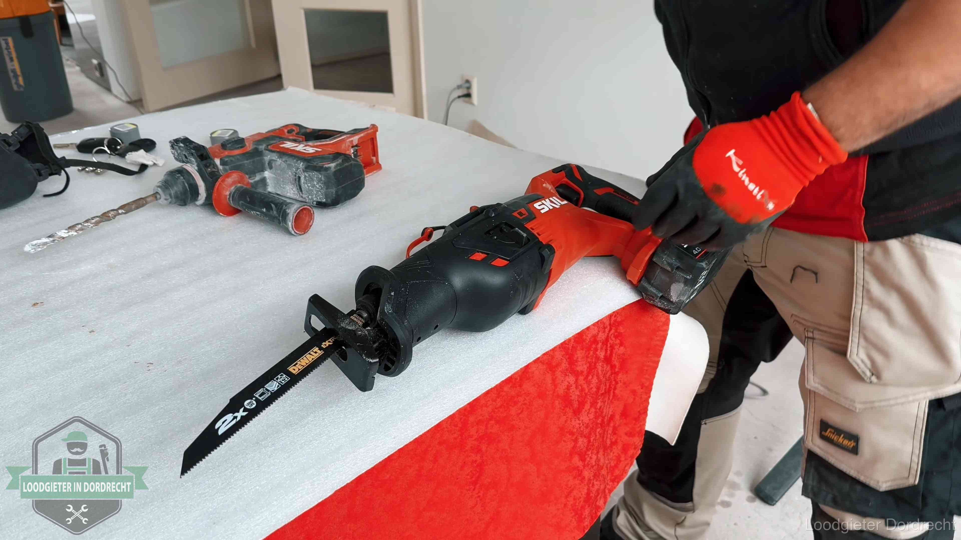 Professioneel gereedschap klaargelegd voor een klus in Dordrecht