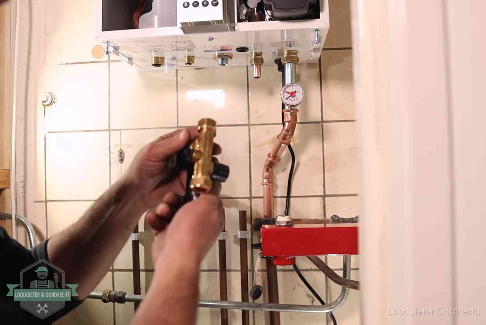 Zelf cv-druk bijvullen in Dordrecht Vulkraan en manometer onder een cv-ketel voor het bijvullen van de waterdruk in Dordrecht