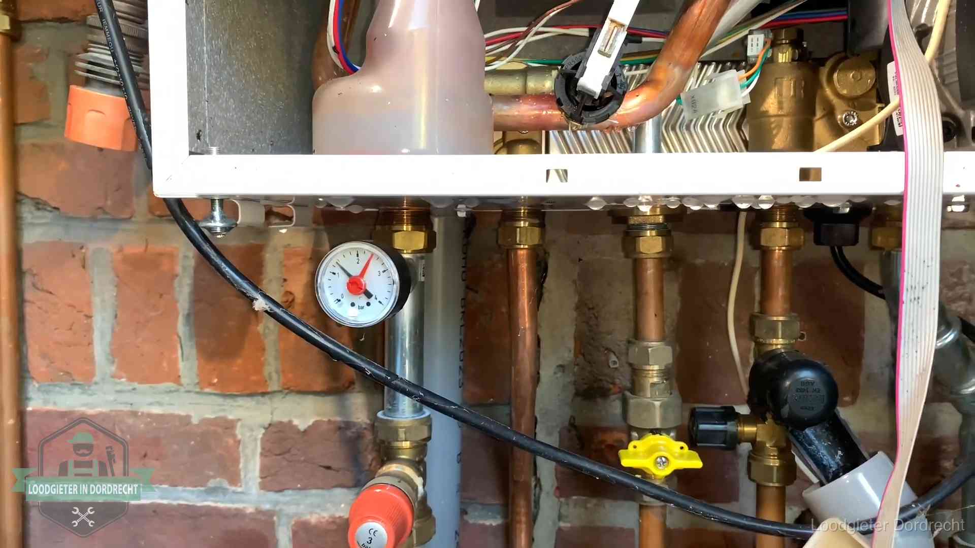 Cv-ketel verliest druk in Dordrecht Manometer en aansluitleidingen onder een cv-ketel in Dordrecht bij controle op drukverlies