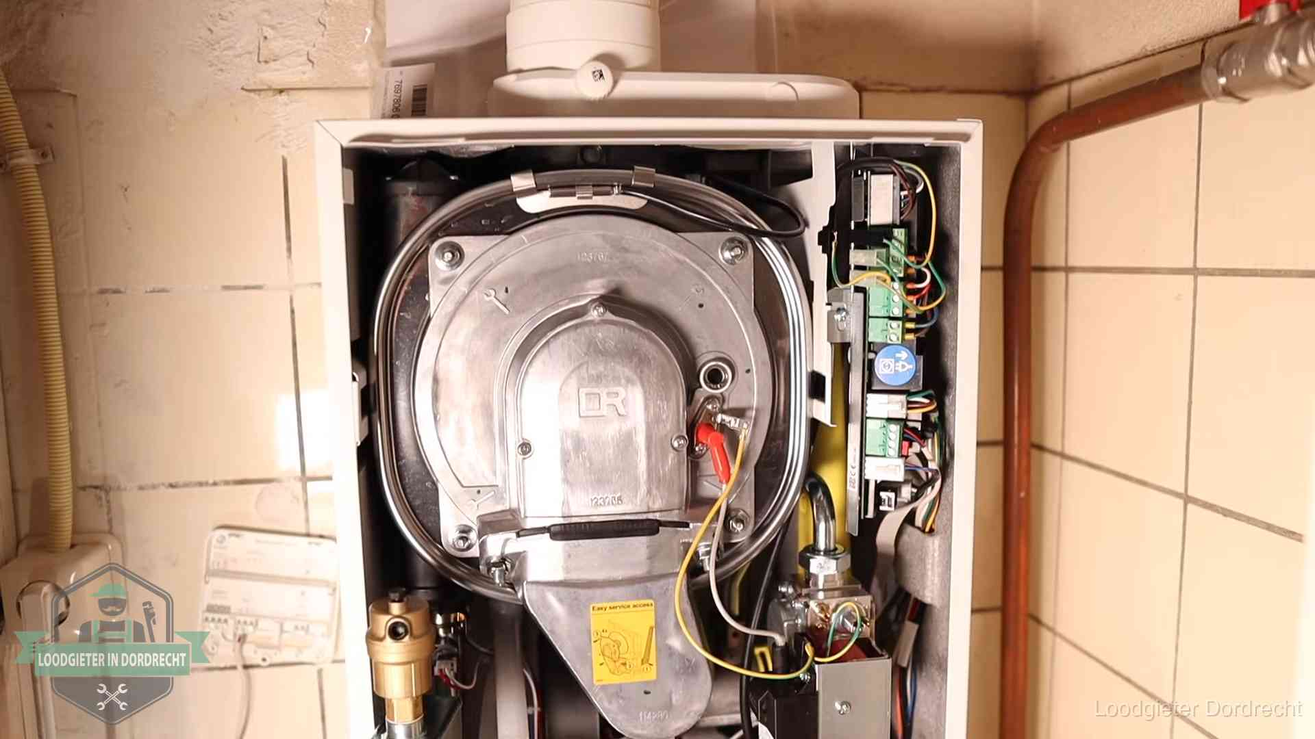 Hoe vaak cv-onderhoud in Dordrecht Geopende cv-ketel met warmtewisselaar tijdens periodiek onderhoud in Dordrecht