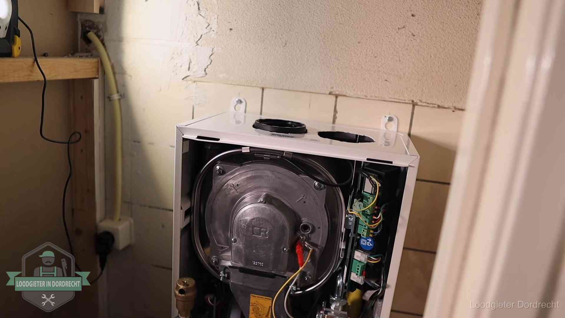 Onderhoudsbeurt cv-ketel in Dordrecht Geopende cv-ketel tijdens een onderhoudsbeurt in Dordrecht, met brander en warmtewisselaar zichtbaar