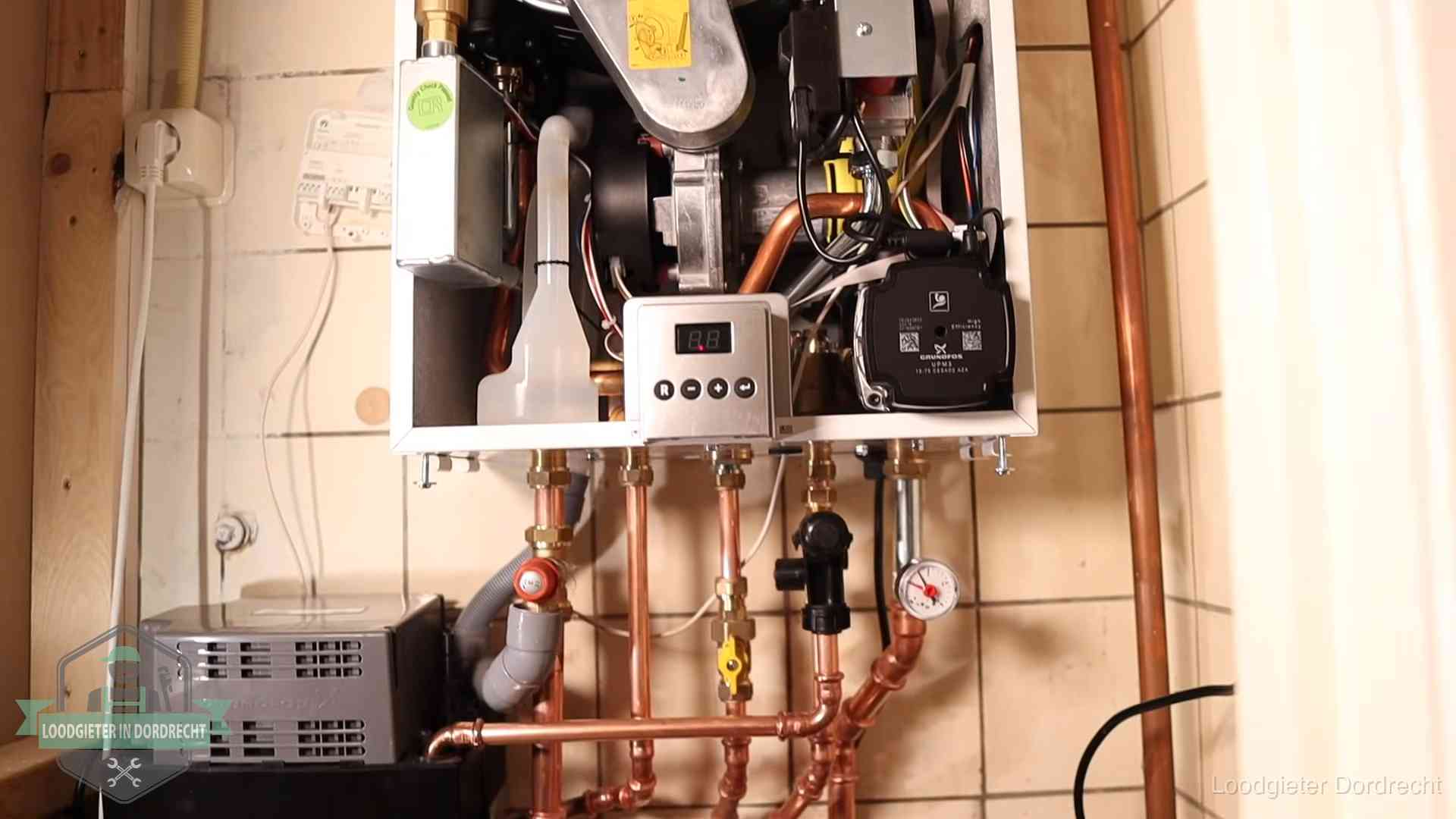 Zuiniger stoken na cv-onderhoud in Dordrecht Geopende cv-ketel met brander en cv-pomp tijdens een onderhoudsbeurt in Dordrecht