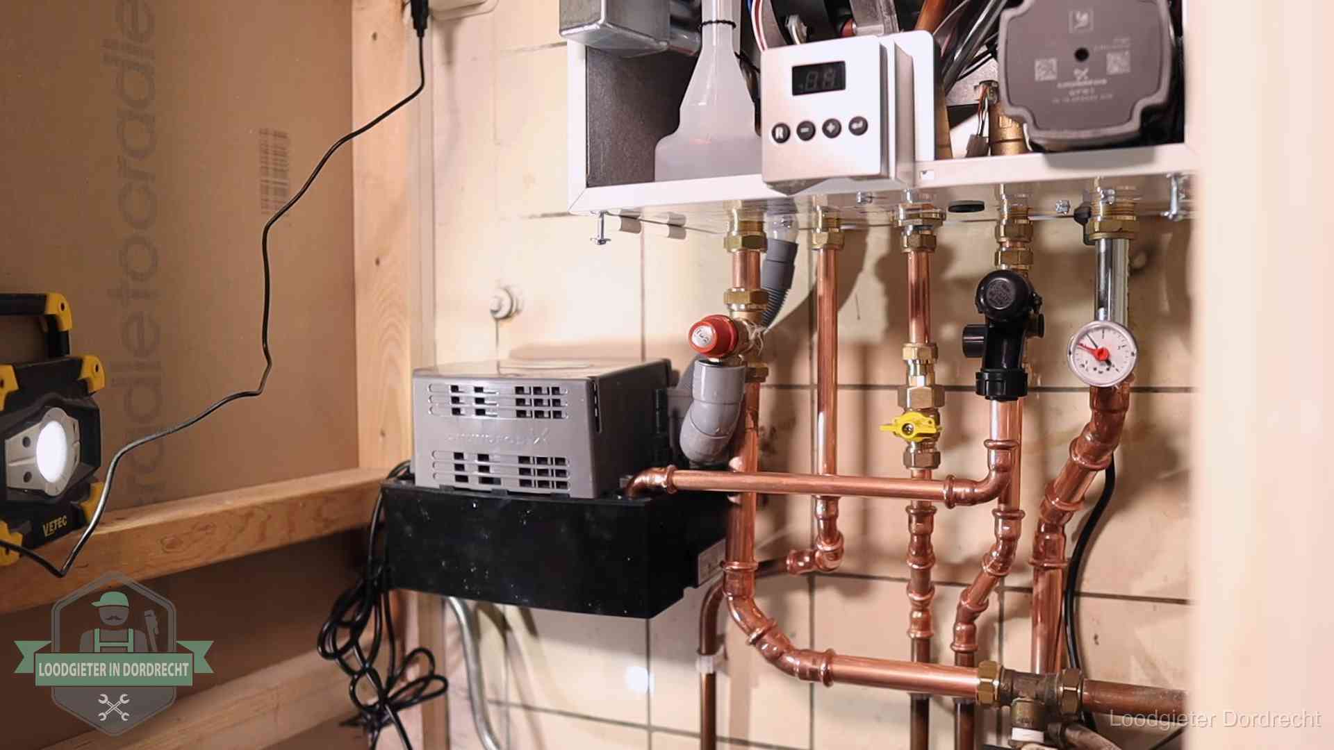 Levensduur van je cv-ketel in Dordrecht Nieuw koperen leidingwerk met pomp en manometer onder een vervangen cv-opstelling in Dordrecht
