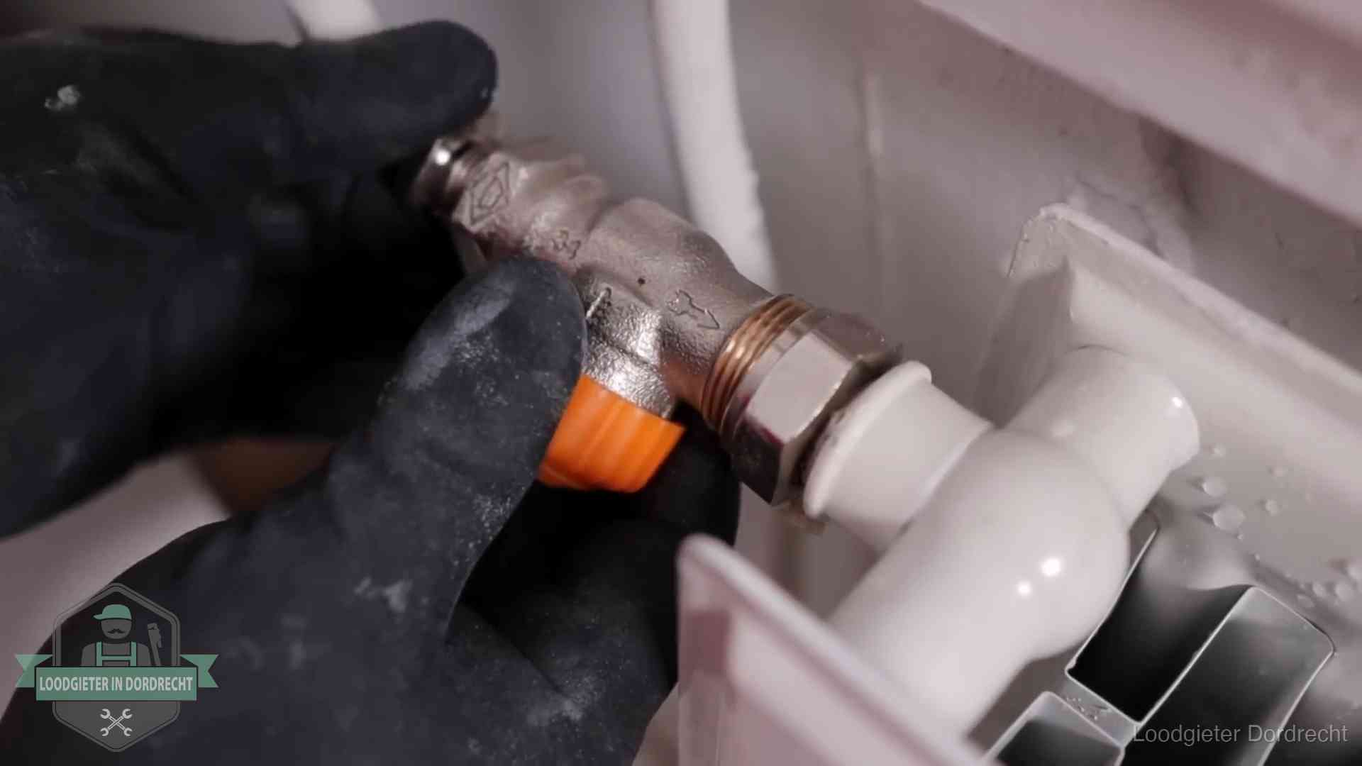 Je cv winterklaar maken in Dordrecht Thermostaatkraan wordt gemonteerd op een radiator in Dordrecht voor het stookseizoen