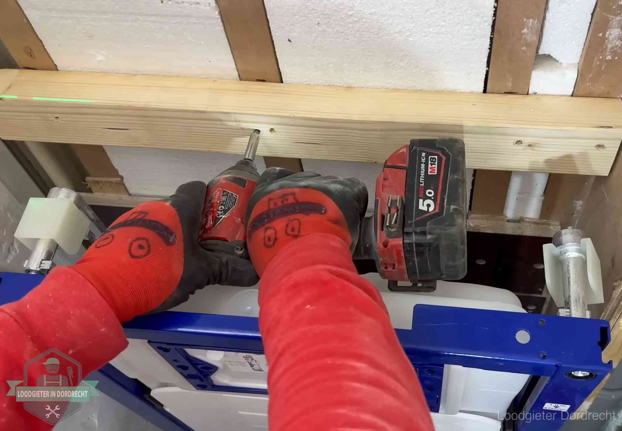 Fout in de wc-installatie opsporen in Dordrecht Monteur bevestigt een inbouwreservoir voor een hangend toilet in Dordrecht