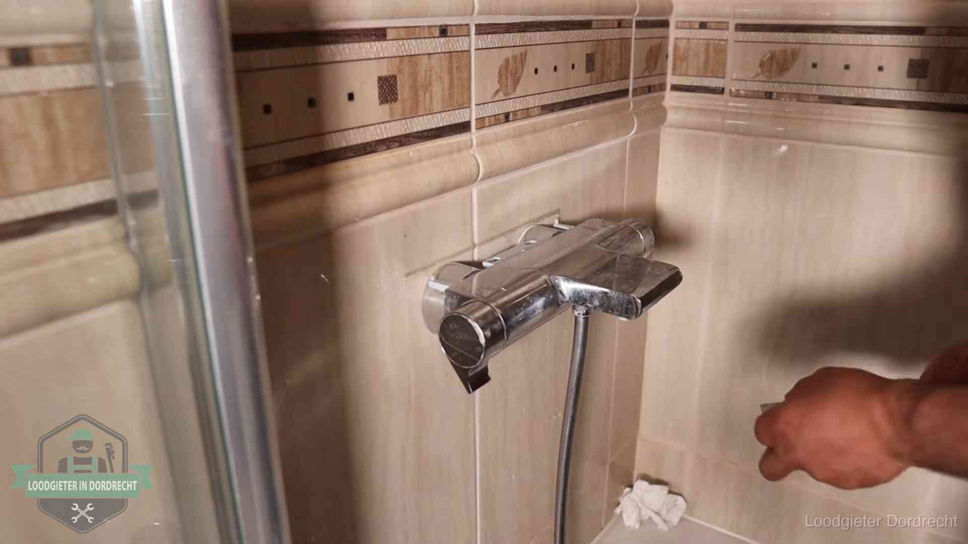 Kalkaanslag en je cv-ketel in Dordrecht Verkalkte douche-mengkraan in Dordrecht, hetzelfde kalk dat zich in de warmtewisselaar afzet