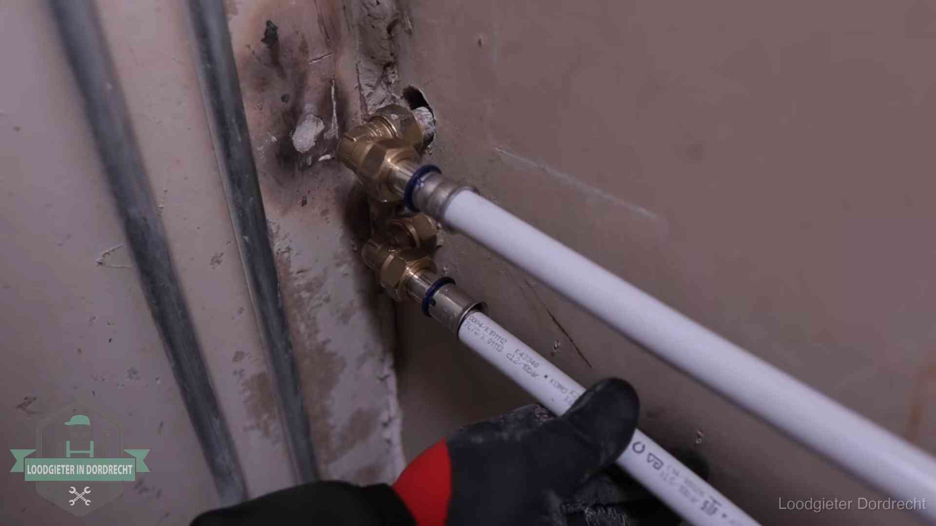 Meerlagenbuizen met keurmerk en rvs persfittingen op muuraansluitingen in Dordrecht