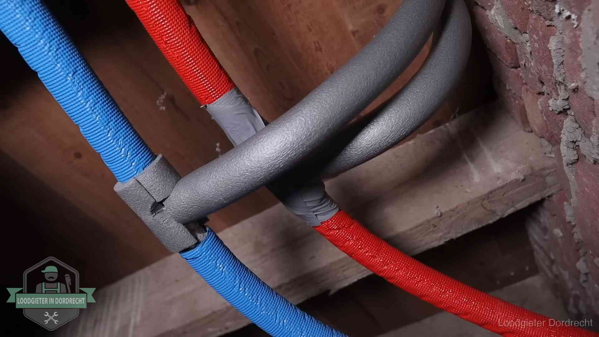 Bevroren leidingen voorkomen in Dordrecht Geïsoleerde waterleidingen langs houten balken tegen bevriezing in Dordrecht