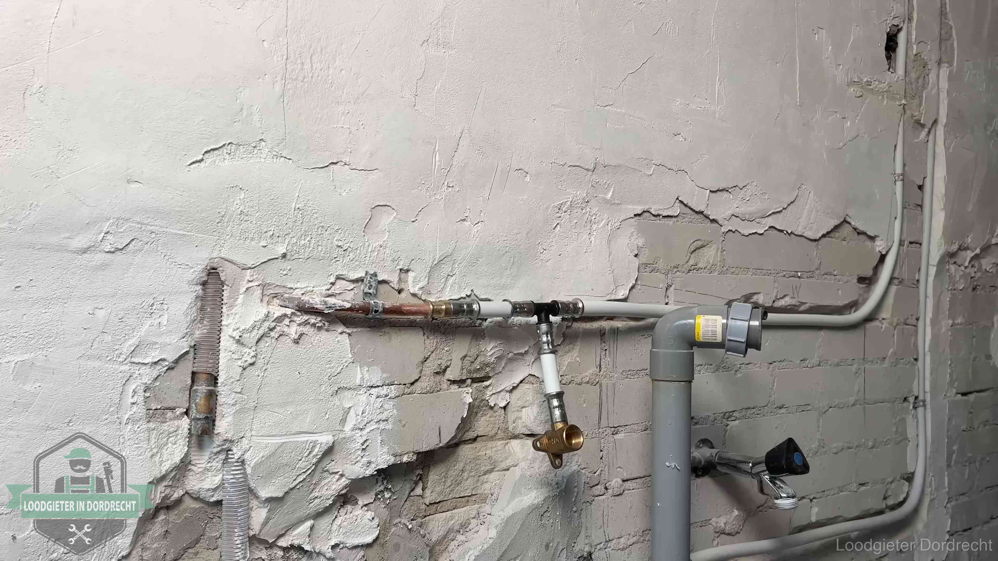 Nieuw leidingwerk naast een oud verroest leidingrestant in een woning in Dordrecht