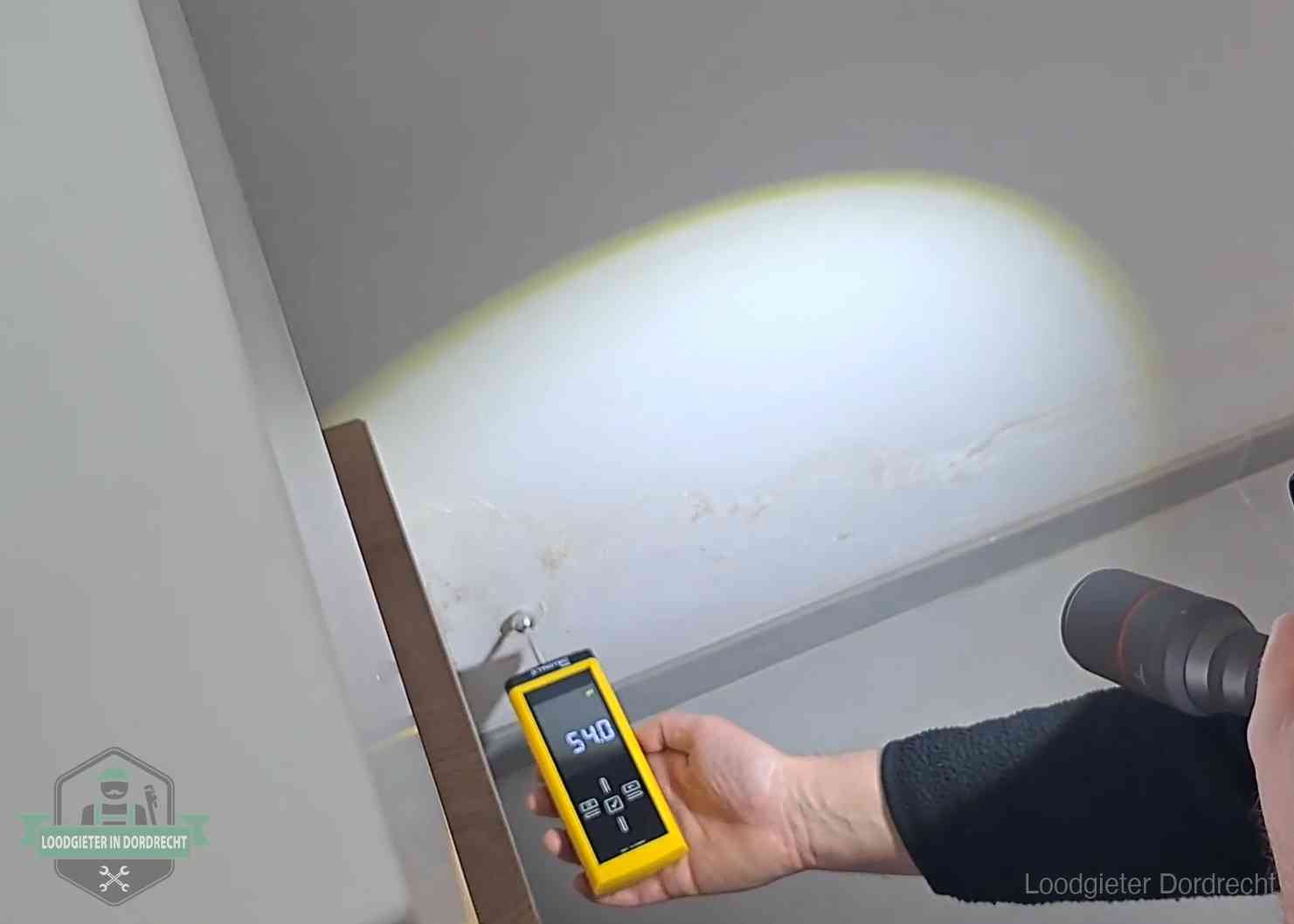 Lekdetectie-technieken in Dordrecht Vochtmeter tegen een natte wand met lekkagesporen in Dordrecht