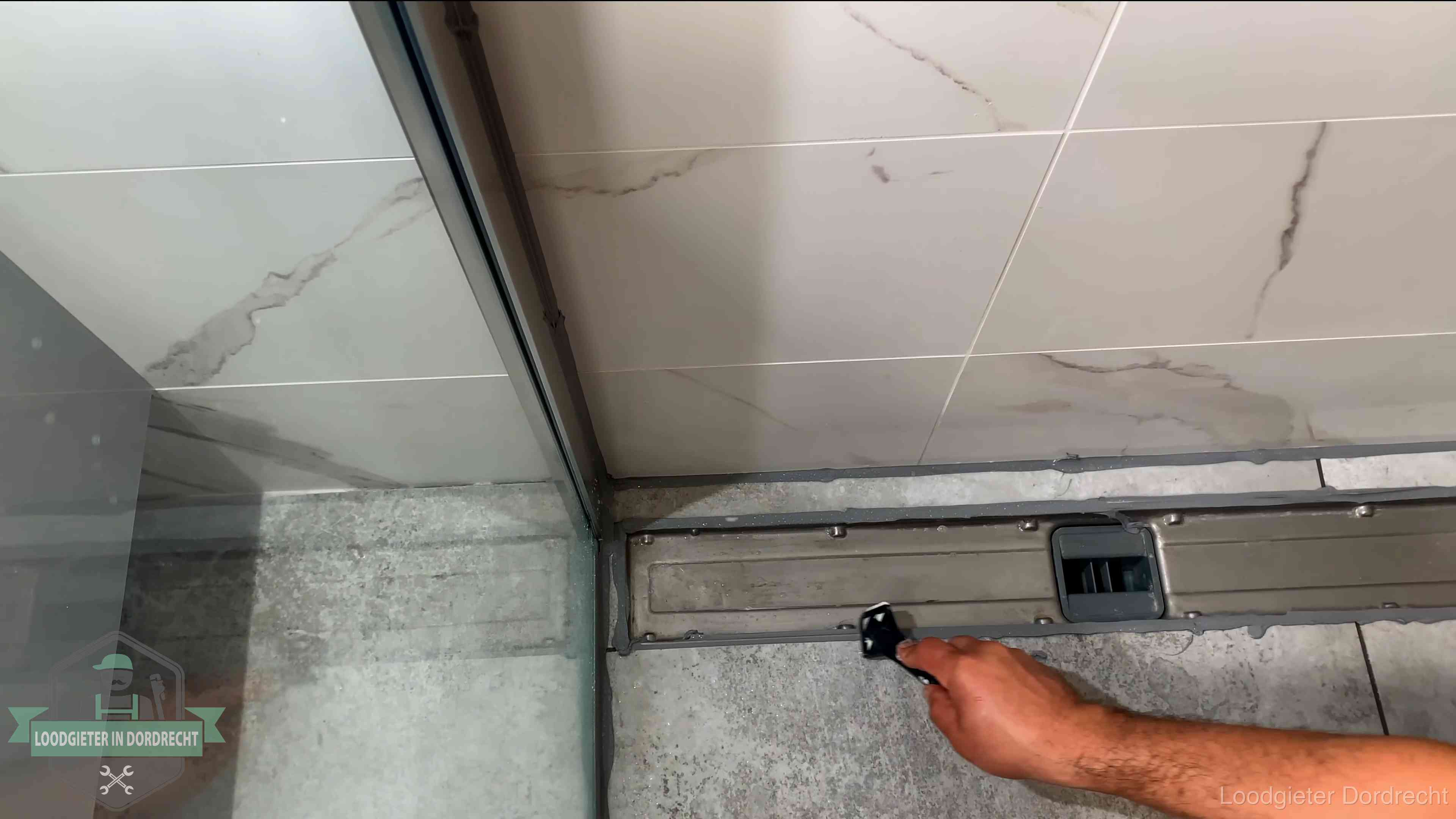 Lekkage in de badkamer verhelpen in Dordrecht Verse kitrand langs de douchegoot in een betegelde badkamer in Dordrecht