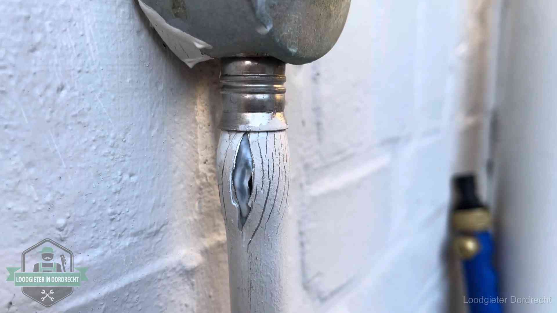 Wanneer lekdetectie in Dordrecht Oude waterleiding in Dordrecht waar de verf openscheurt, een stille aanwijzing voor een beginnend lek
