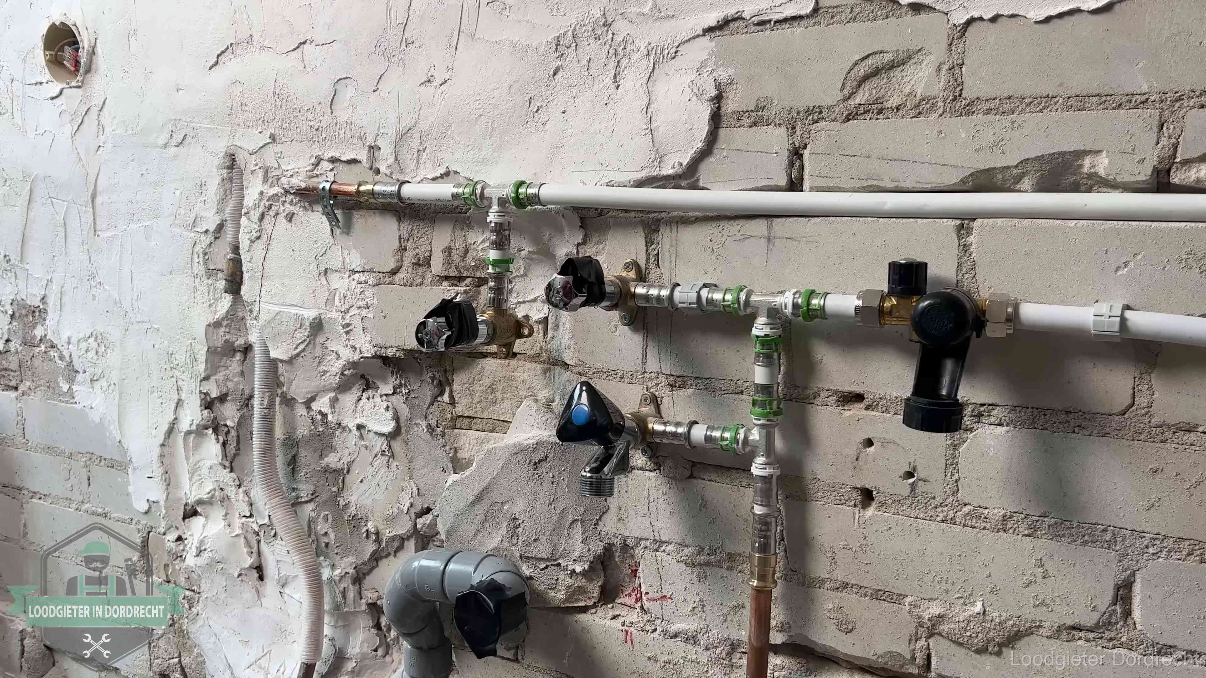 Nieuw aangelegd leidingwerk met persfittingen tijdens een verbouwing in Dordrecht