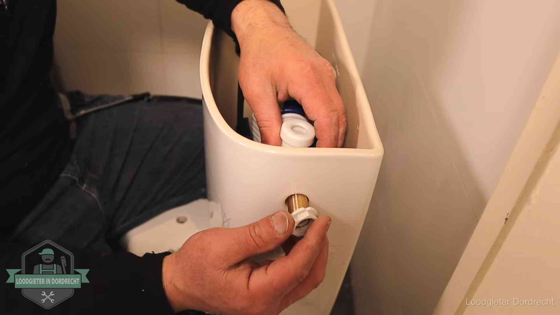 Loodgieter voor je verstopte wc in Dordrecht Loodgieter monteert de vlotterkraan van een stortbak bij een toilet in Dordrecht