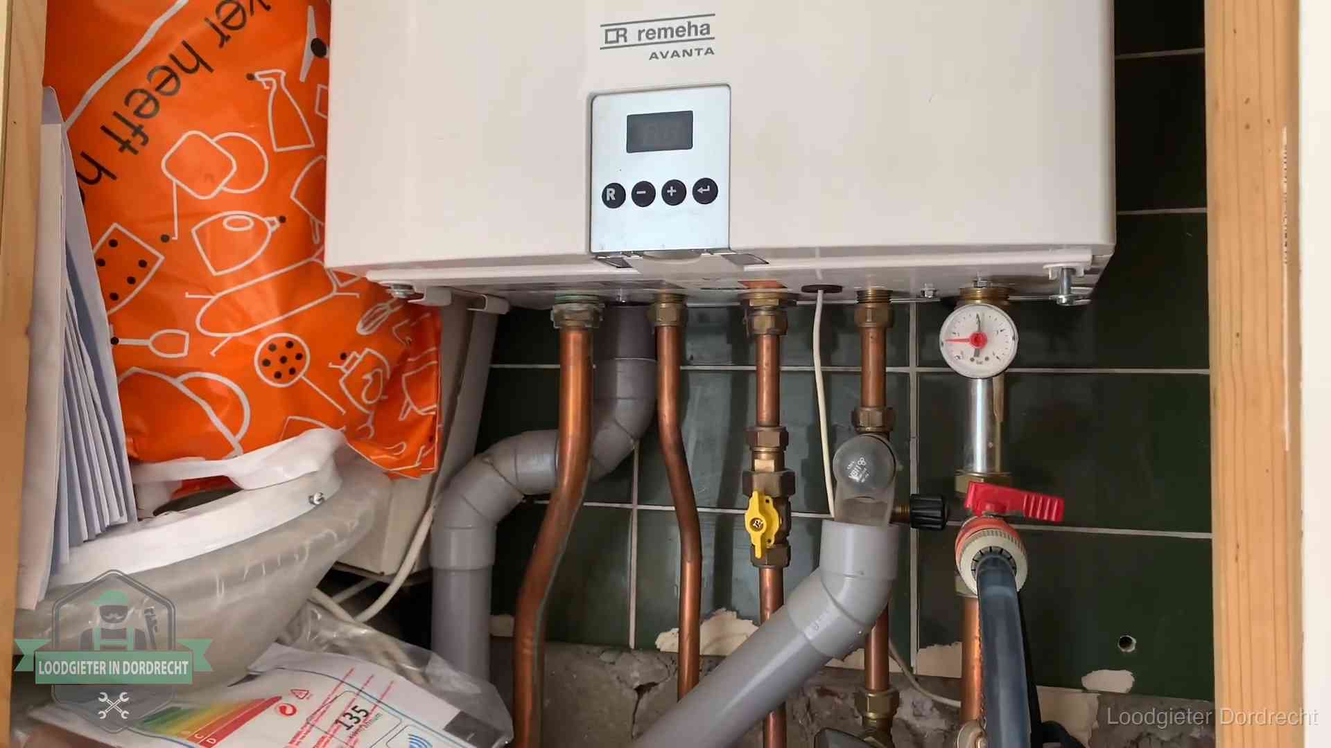 Remeha cv-ketel onderhoud in Dordrecht Oudere Remeha cv-ketel in een ketelkast in een woning in Dordrecht