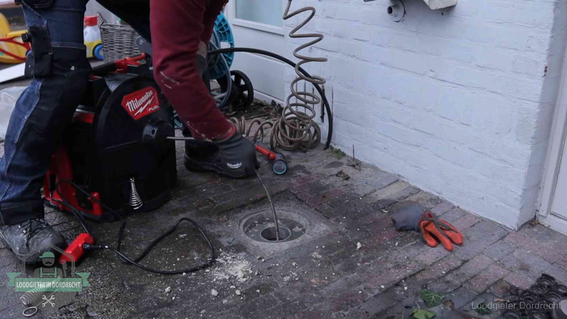 Spiraalmachine bij een ontstoppingsputje in de bestrating in Dordrecht