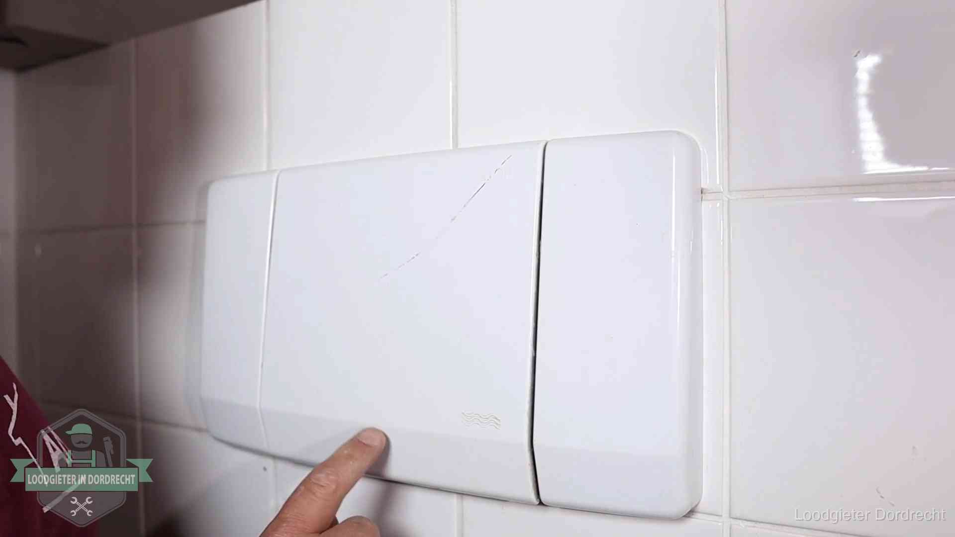 Oorzaken van een verstopte wc in Dordrecht Bedieningspaneel van een inbouwreservoir van een hangend toilet in Dordrecht