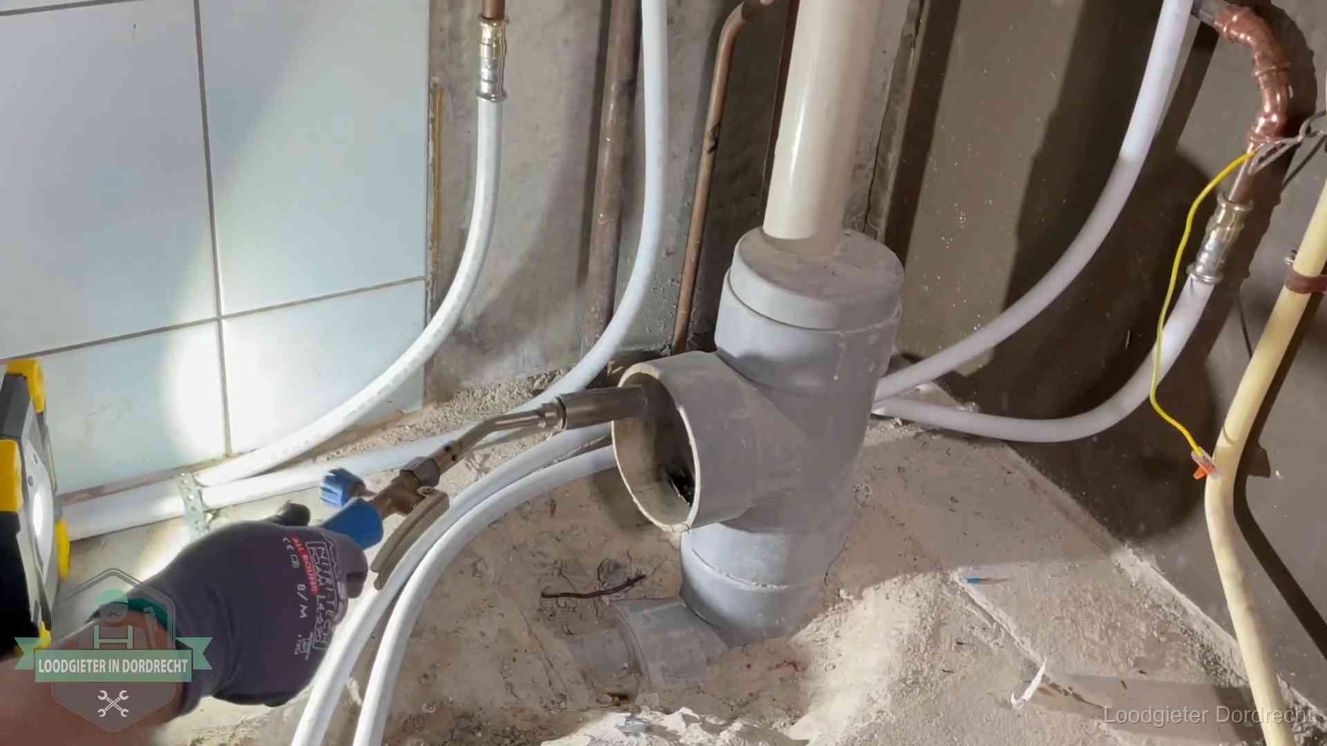 Loodgieter werkt aan leidingen bij de pvc-standleiding van een huurwoning in Dordrecht