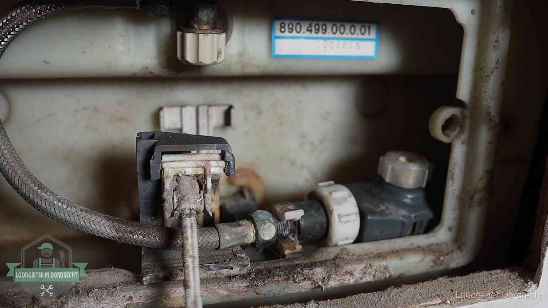 Stortbak en spoelmechanisme in Dordrecht Verkalkt binnenwerk van een stortbak met vlotterkraan in Dordrecht