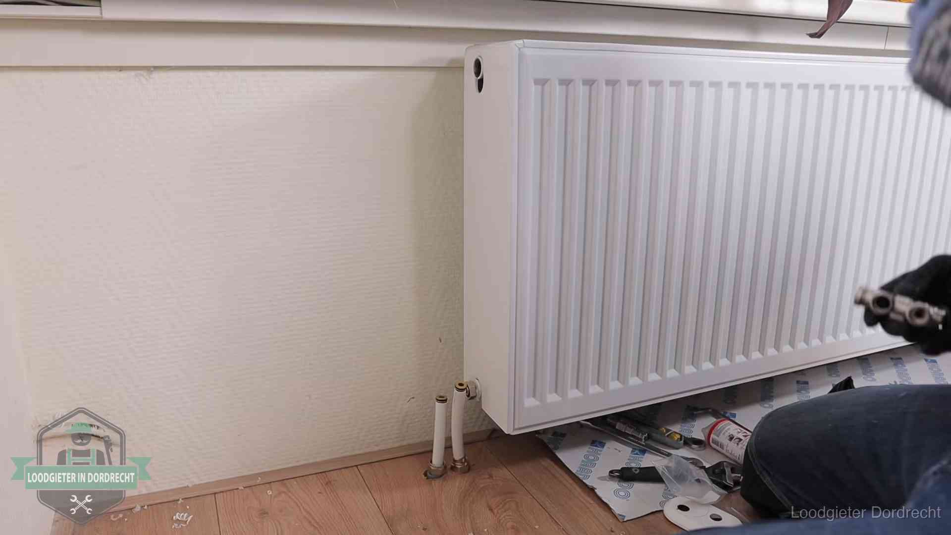 Verwarming per wijk in Dordrecht Nieuw gemonteerde radiator in een woonkamer in Dordrecht