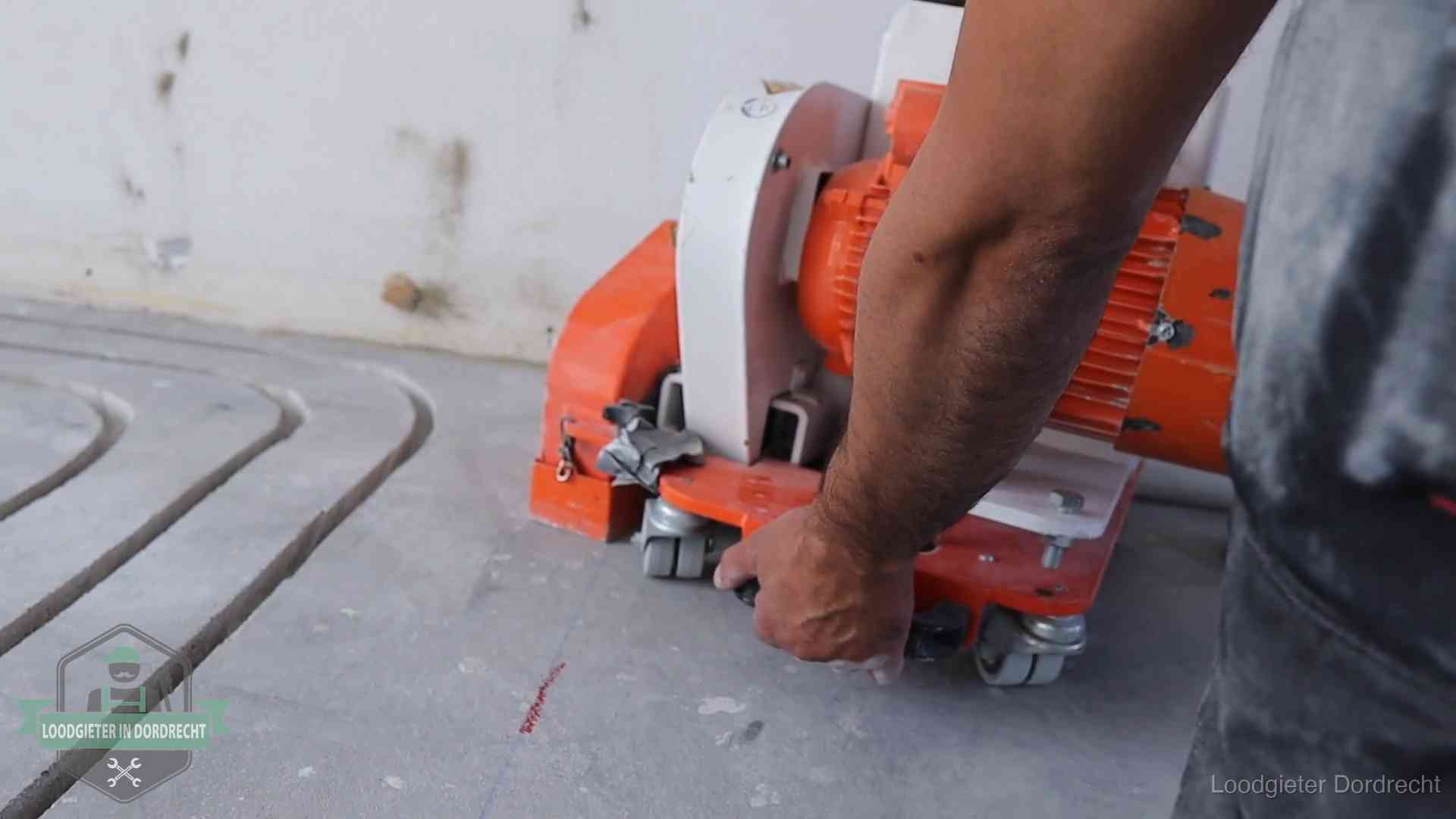 Lekkage in de vloerverwarming opsporen in Dordrecht Sleuvenpatroon voor vloerverwarming in de dekvloer van een woning in Dordrecht