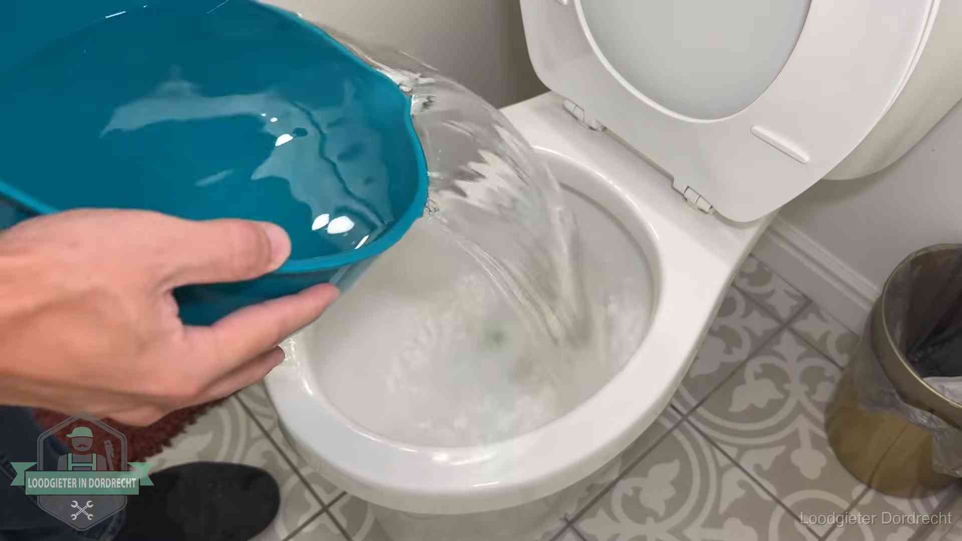 De warm-water-methode in Dordrecht Warm water wordt voorzichtig in de wc-pot gegoten in Dordrecht