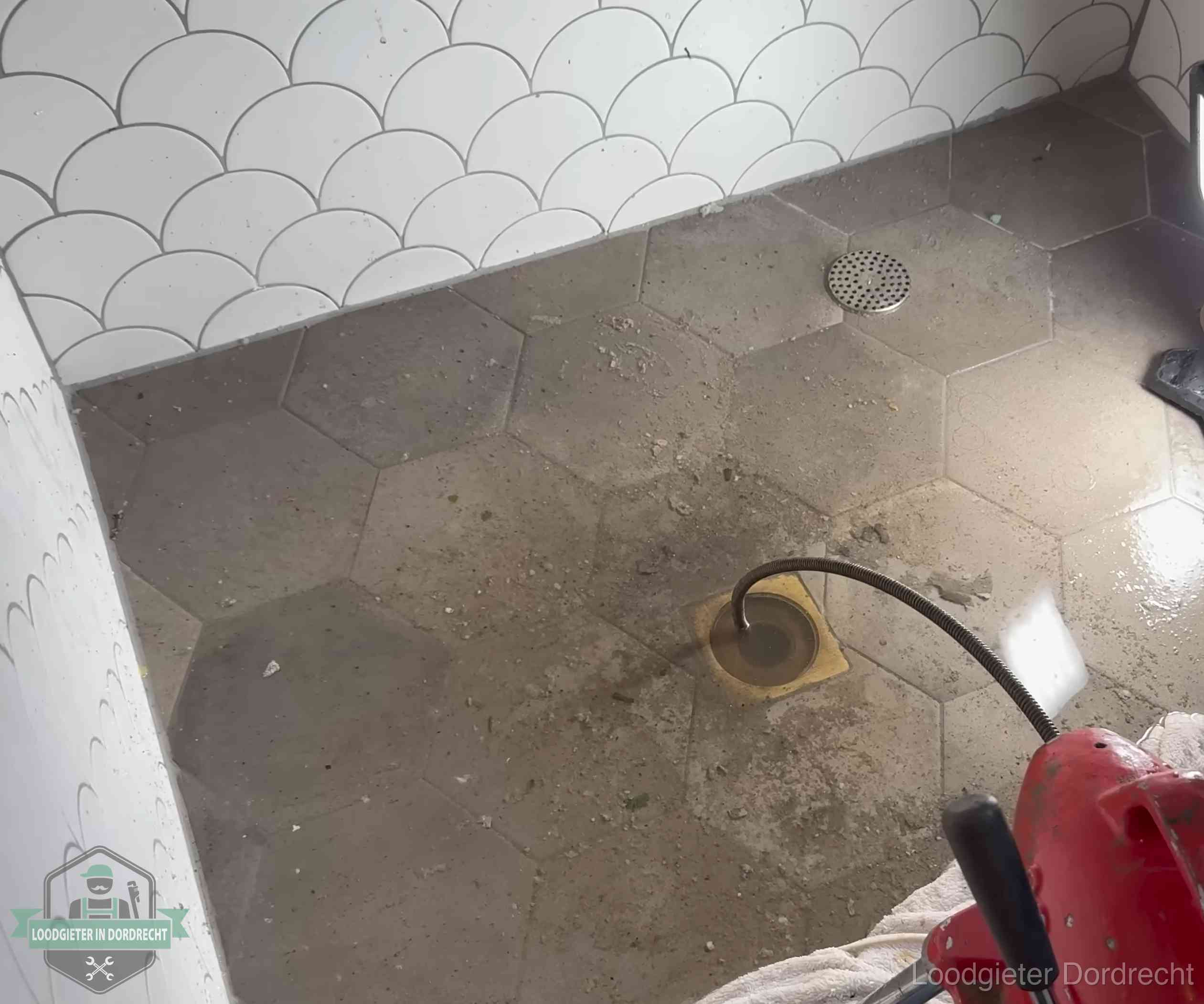 Stank uit wc of vloerput in Dordrecht Vloerput met waterslot in een badkamer in Dordrecht, een bron van stank als het waterslot droogstaat