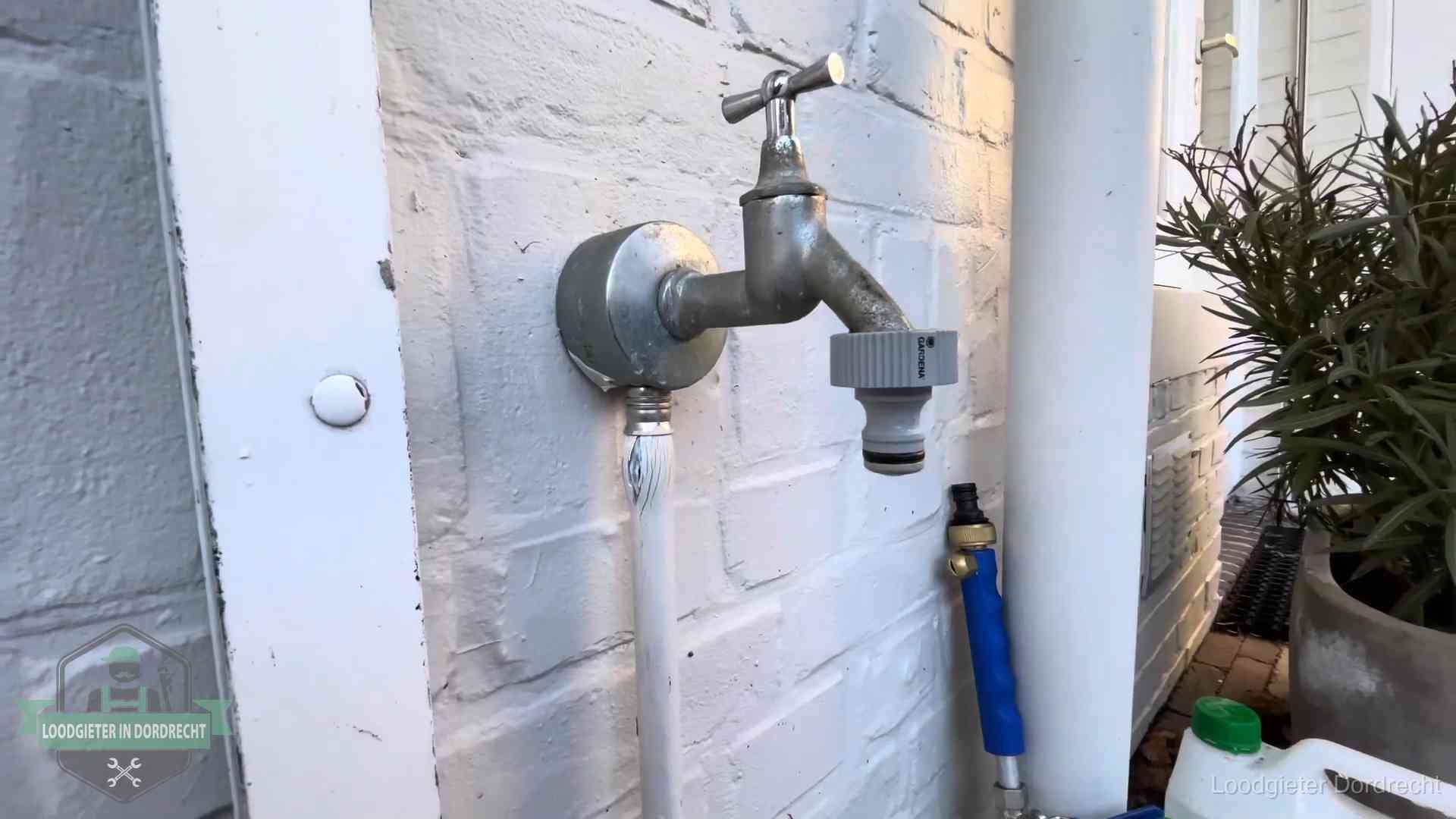 Hoge waterrekening in Dordrecht Buitenkraan met slangaansluiting bij een woning in Dordrecht, sluipverbruik zie je terug op de waterrekening