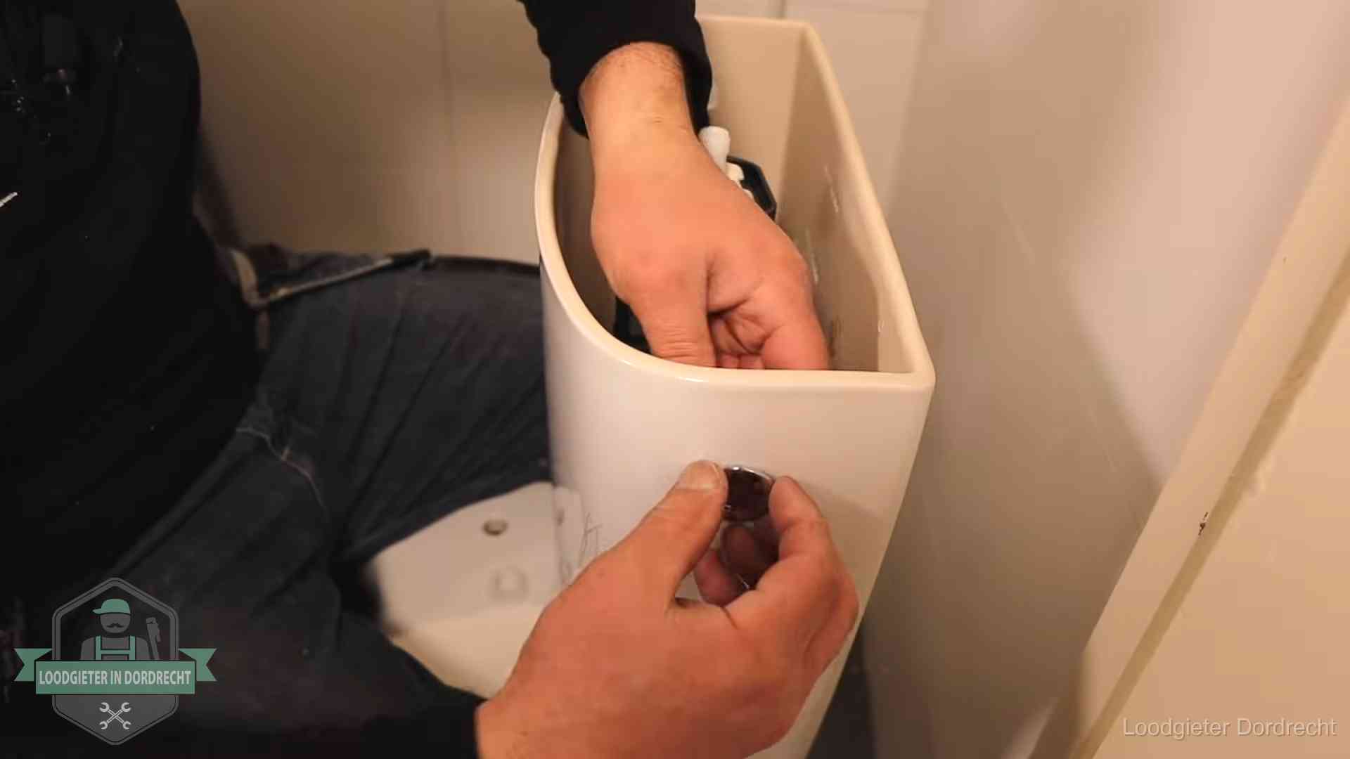Je wc verstoppingsvrij houden in Dordrecht Drukknop van een duoblok-stortbak wordt gemonteerd bij een toilet in Dordrecht