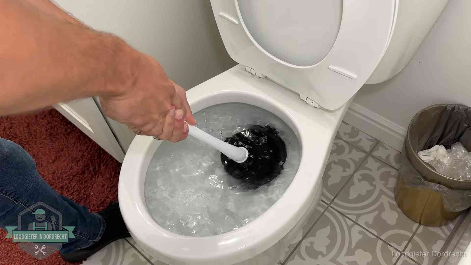 Zelf je wc ontstoppen in Dordrecht Zelf de wc ontstoppen met een plopper in Dordrecht, het water kolkt in de pot